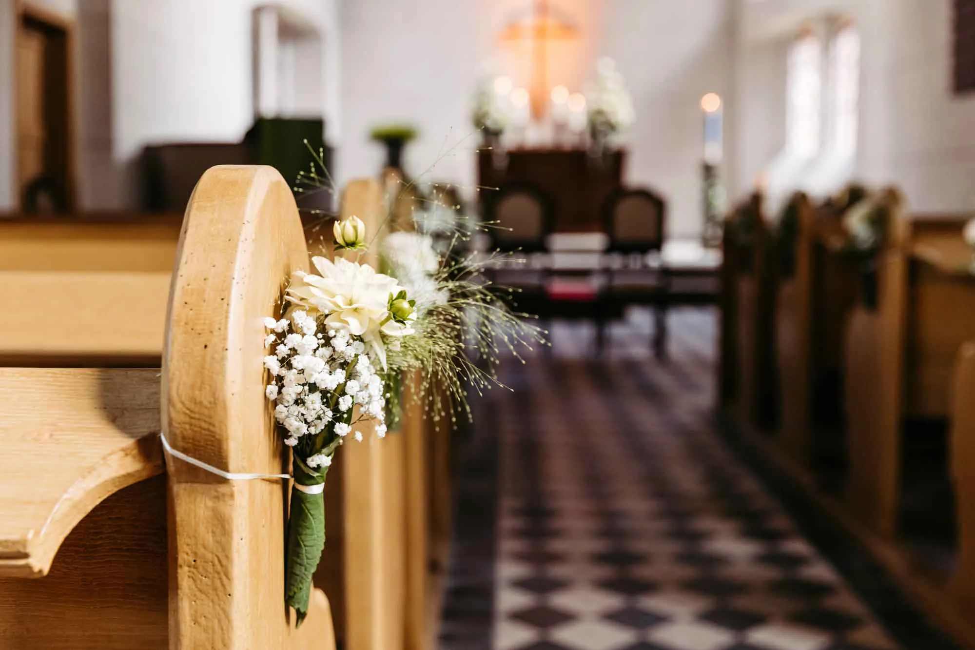 Innenraum Dorfkirche Gross Ziehten mit Blumenschmuck an den Bänken.