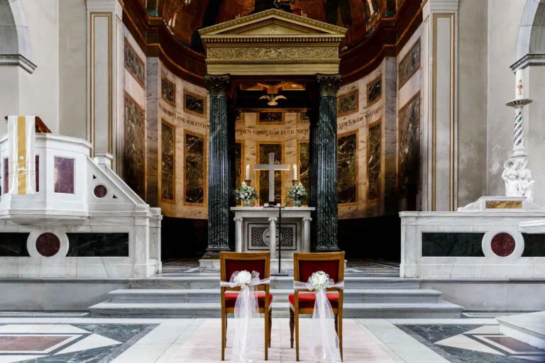 Innenansicht der Friedenskirche Potsdam auf den Hochzeitsstühlen vor dem Altar.