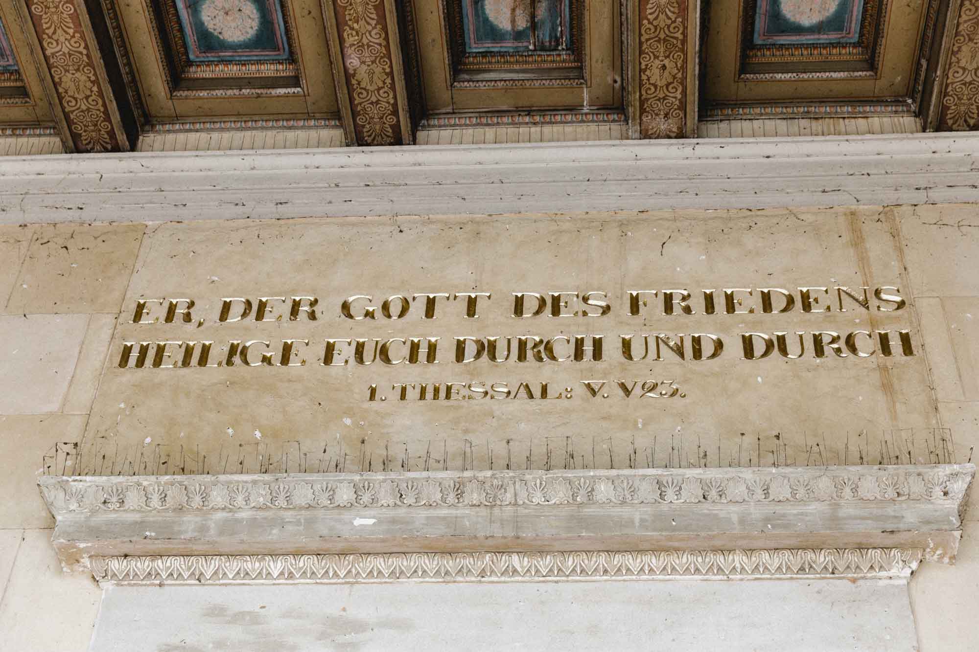Aufschrift auf einem Stein über dem Eingang der Friedenskirche Potsdam