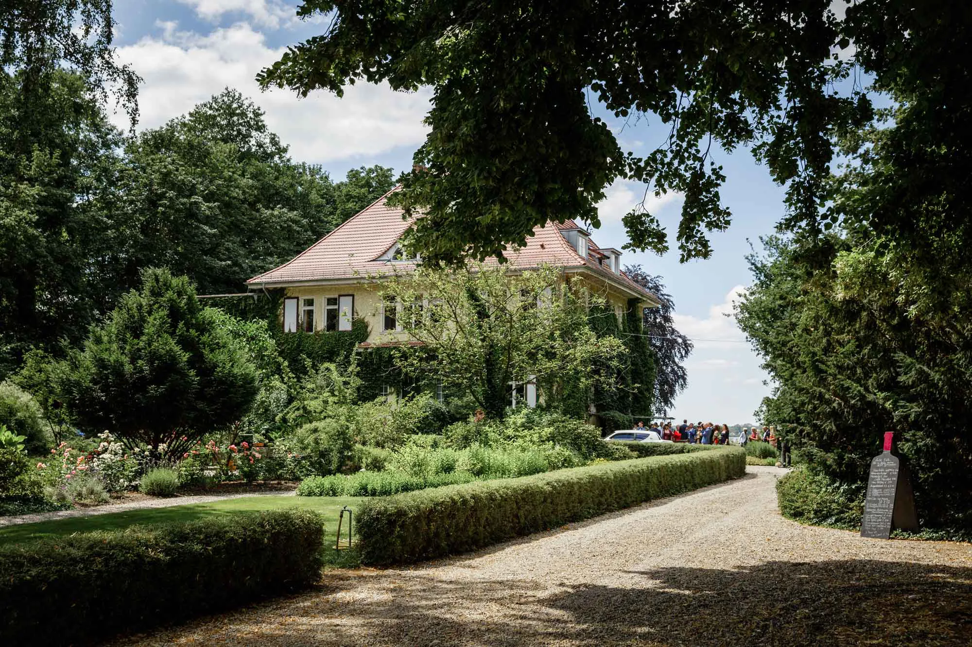 Blick vom Eingang Gut Schloss Golm. Rechts führt der Weg direkt zum Schloß Gut Golm, welches auf der linken Seite Steht.