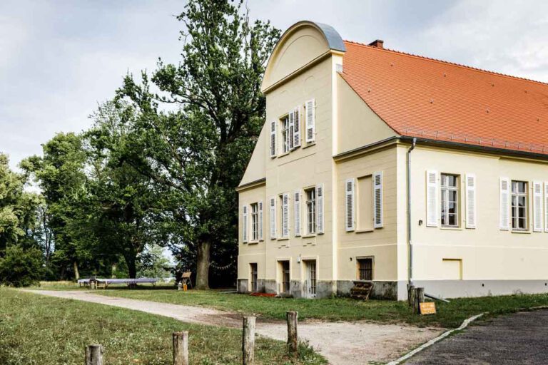 Teilansicht Front Gutshaus Neukladow, links Bäume