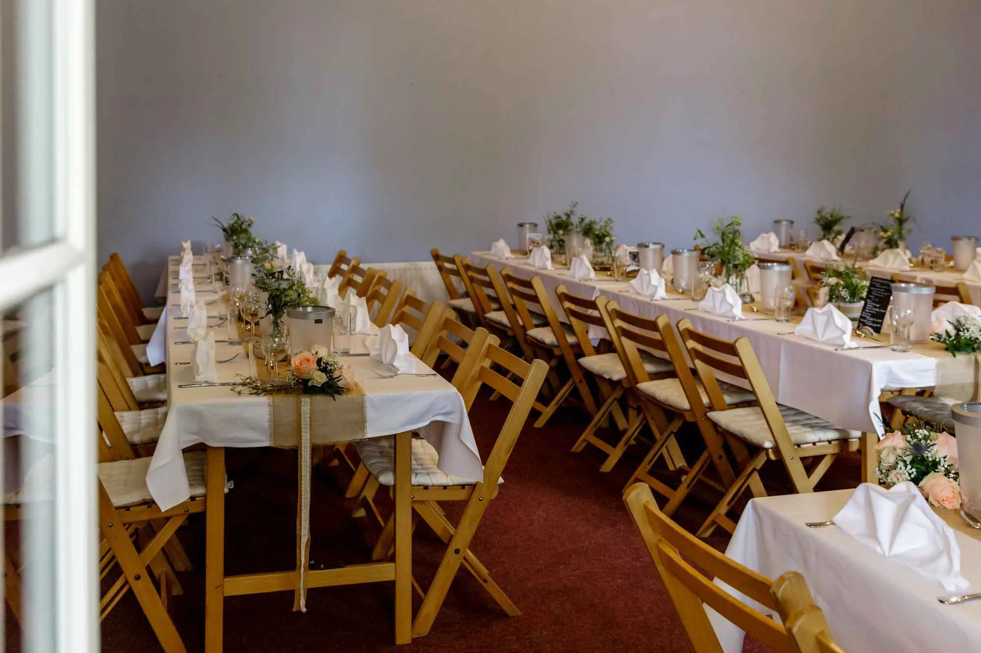 Innenansicht Hochzeitslocation, eingedeckter Hochzeitstisch