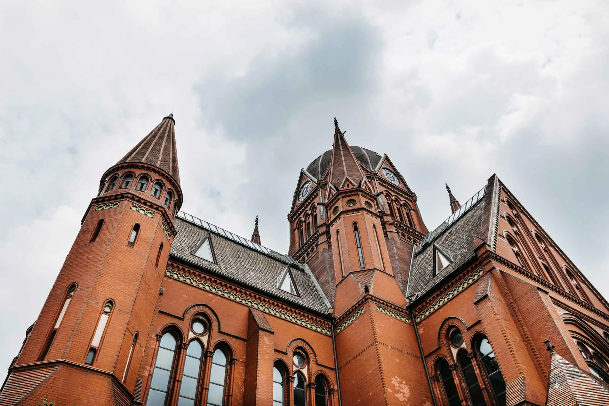 Außenansicht Heilig Kreuz Kirche Berlin Kreuzberg Teilansicht oben