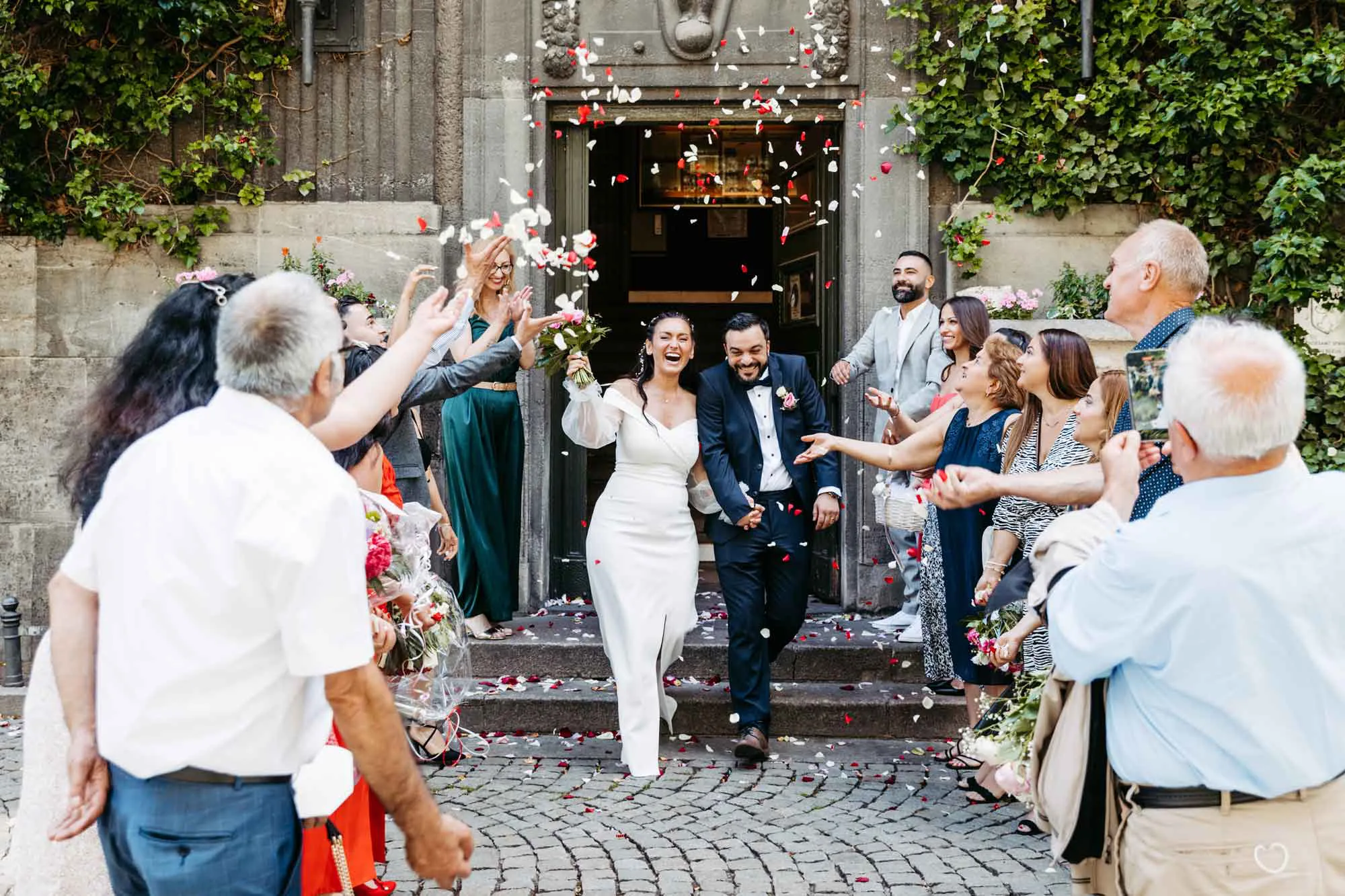 Standesamt Berlin Spandau Hochzeit Brautpaar beim Auszug nach der Trauung