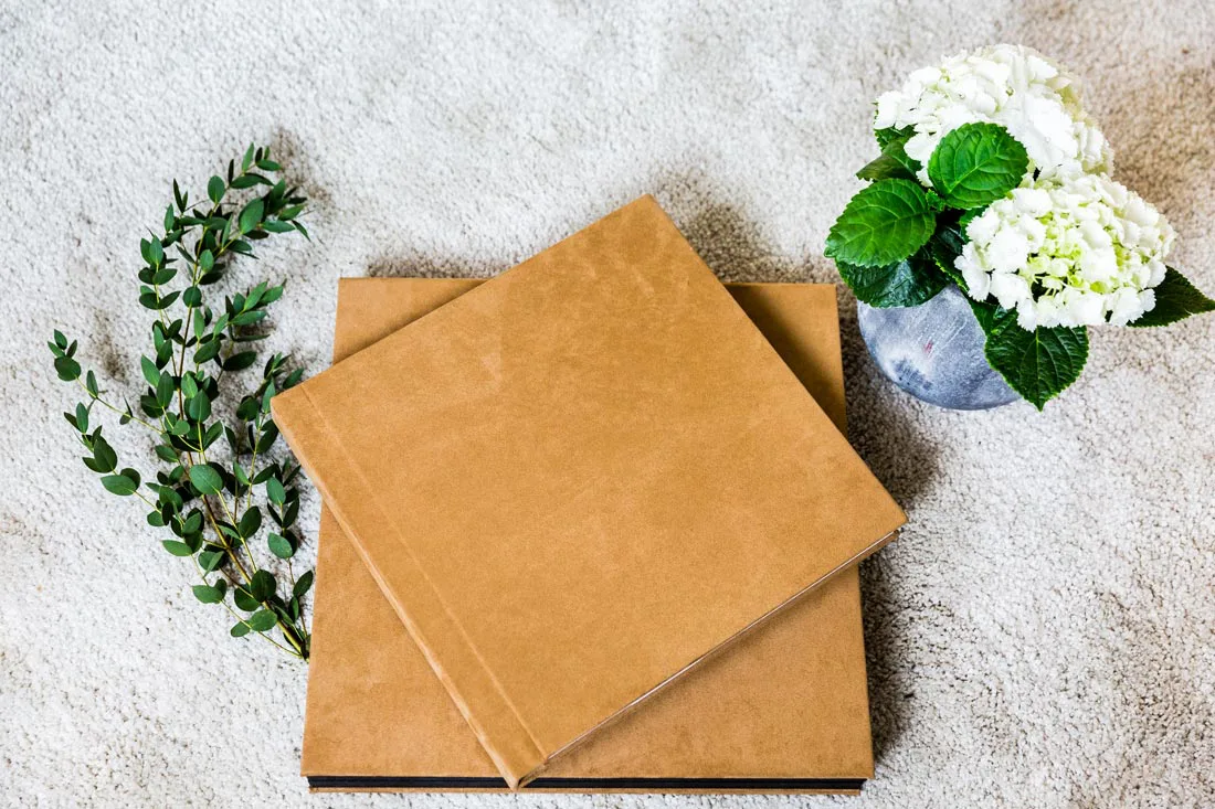 Aufnahme vom Fotobuch mit Box und dekorierten Blumen