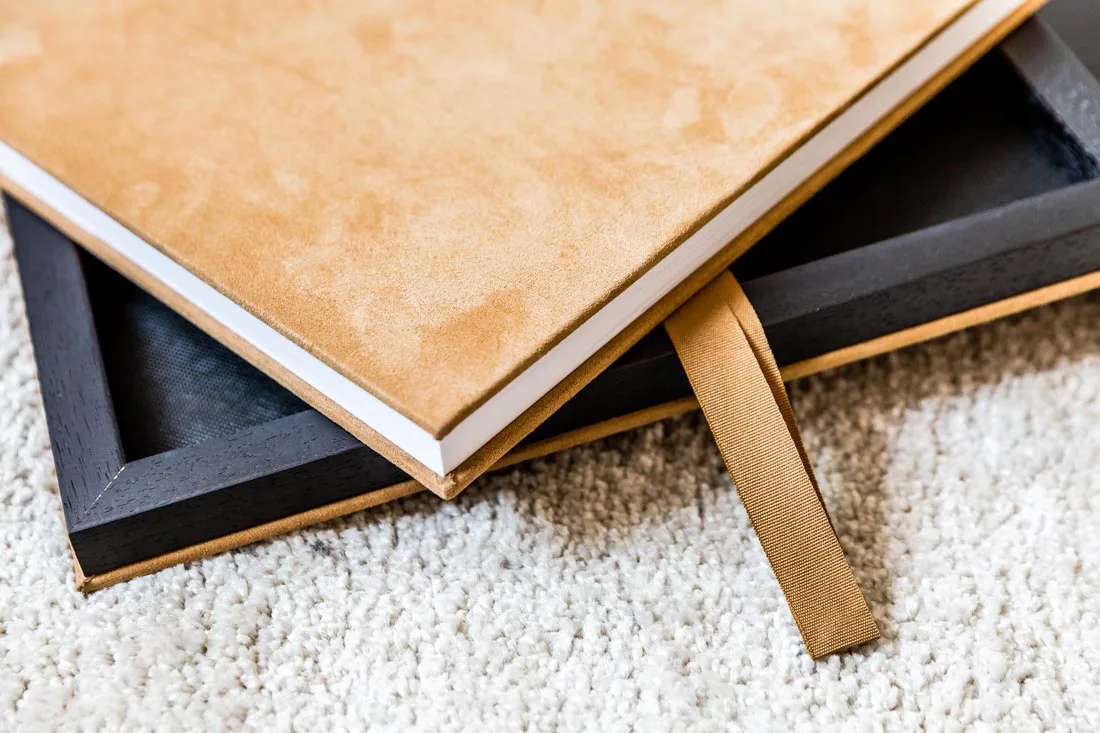 Detailaufnahme von einem Fotoalbum mit Box