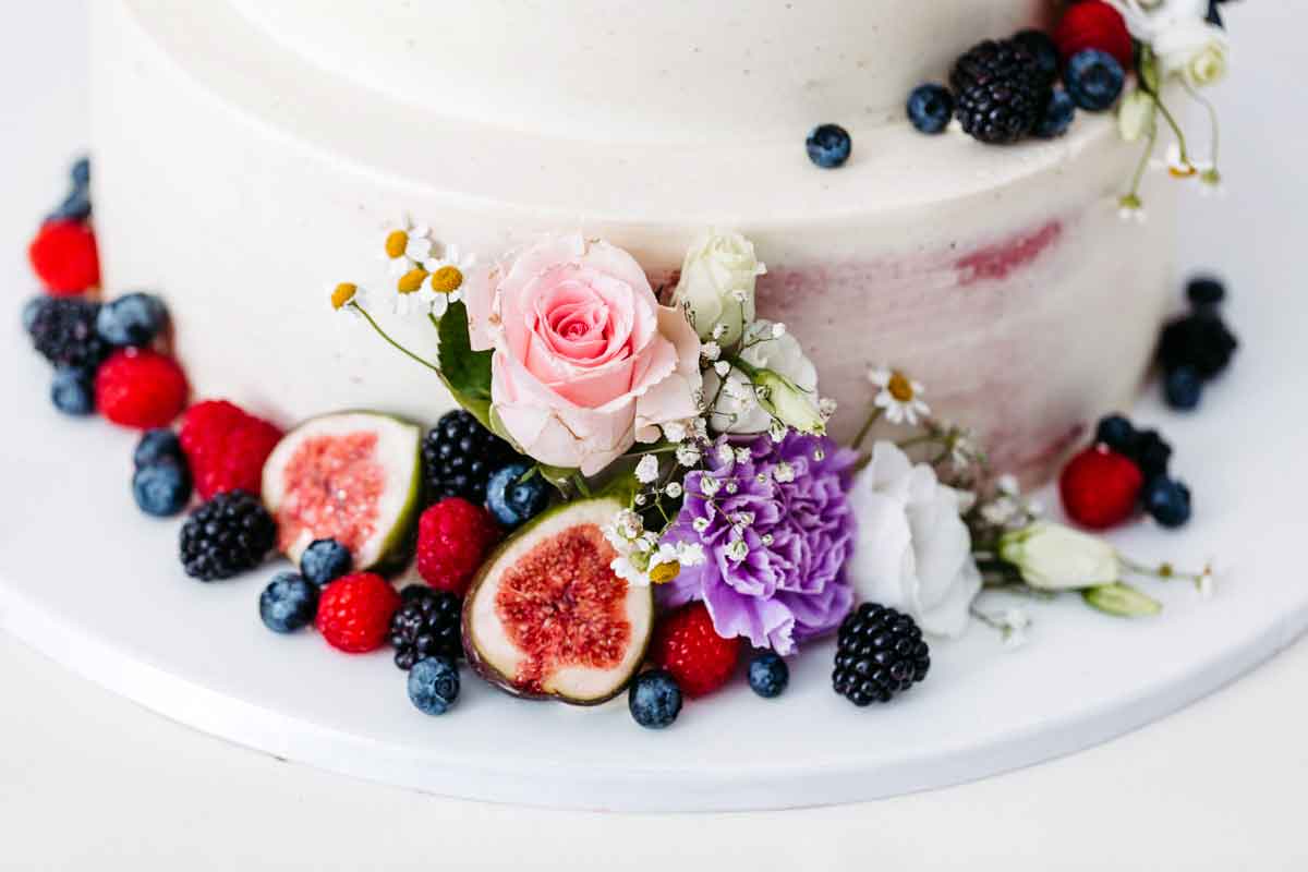 Hochzeitstorte mit Feigen, Erdbeeren, Brombeeren