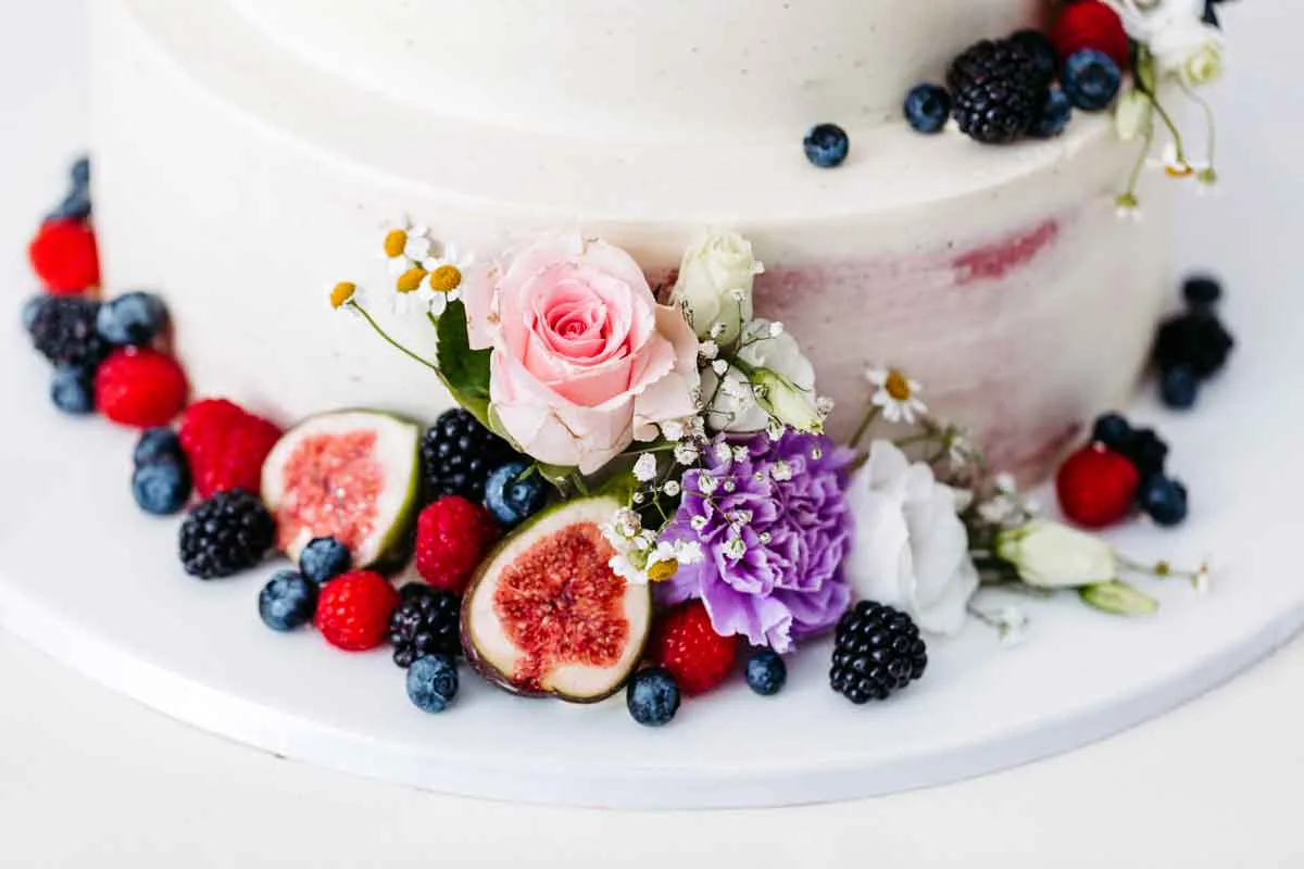 Hochzeitstorte mit Feigen, Erdbeeren, Brombeeren