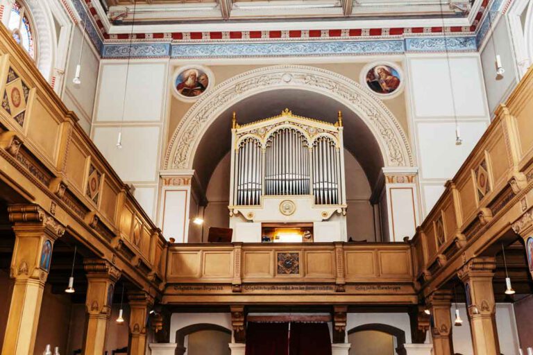 Evangelische Kirchengemeinde Nikolskoe mit Ansicht auf die Orgel