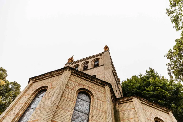 Teilansicht außen Kirche am Stölpchensee Berlin Wannsee.