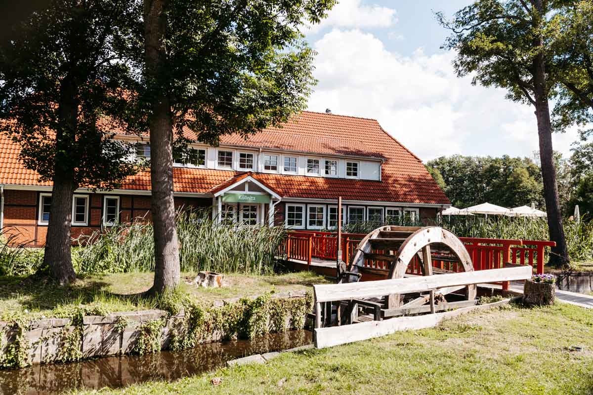 Hochzeitslocation Köllnitzer Fischerstuben in Storkow. Mühlenrad und Brücke im Vordergrund.