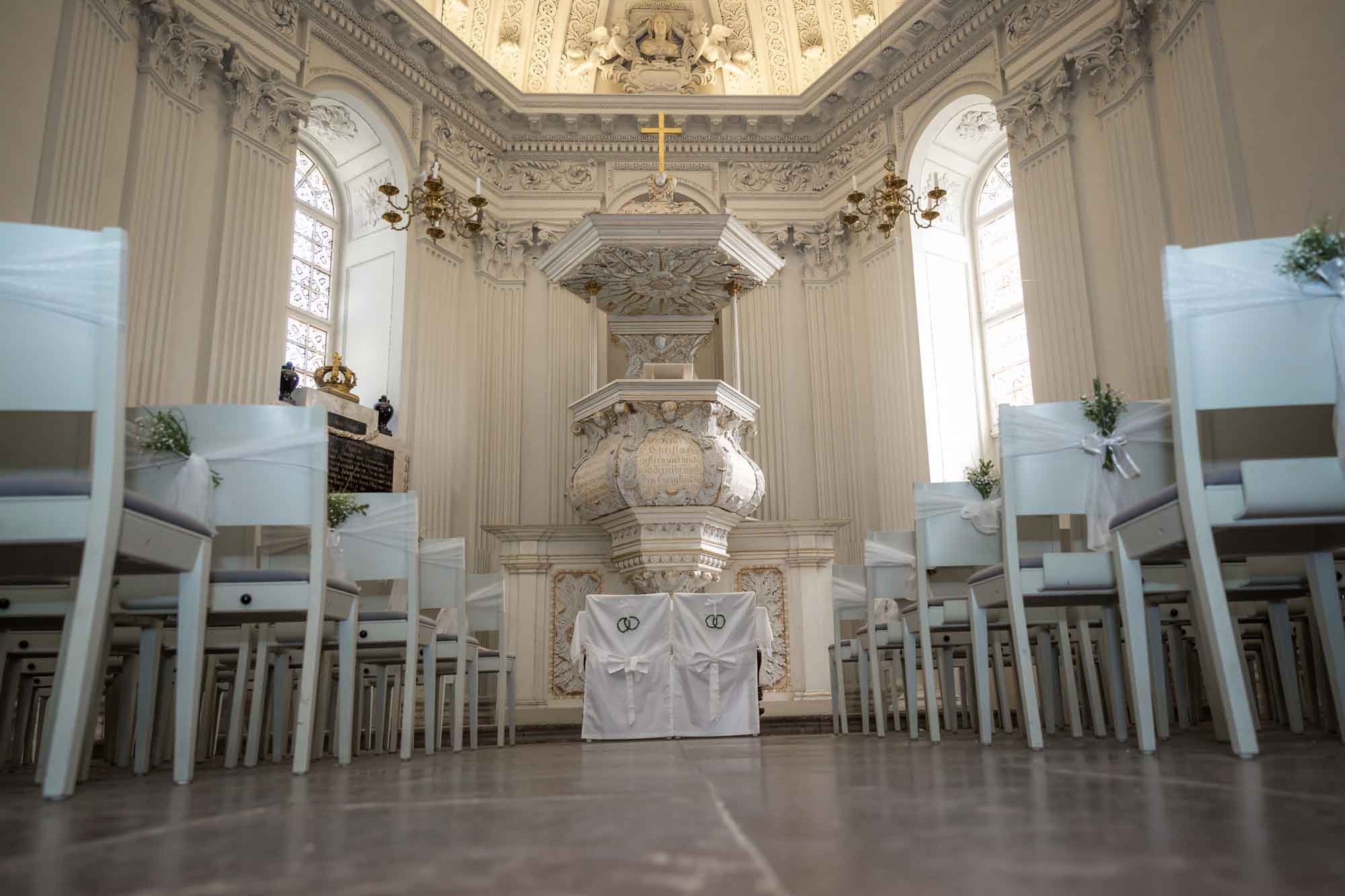 Innenaufnahme Schlosskirche Köpenick mit Blick auf den Altar.