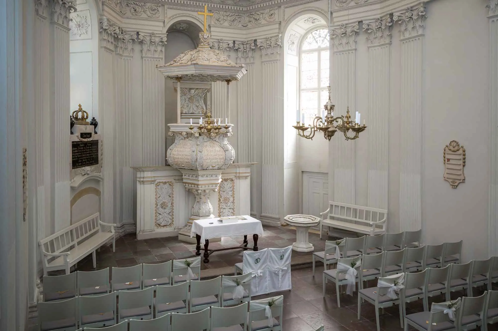 Innenansicht und Aufnahme von oben der Schlosskirche in Köpenick