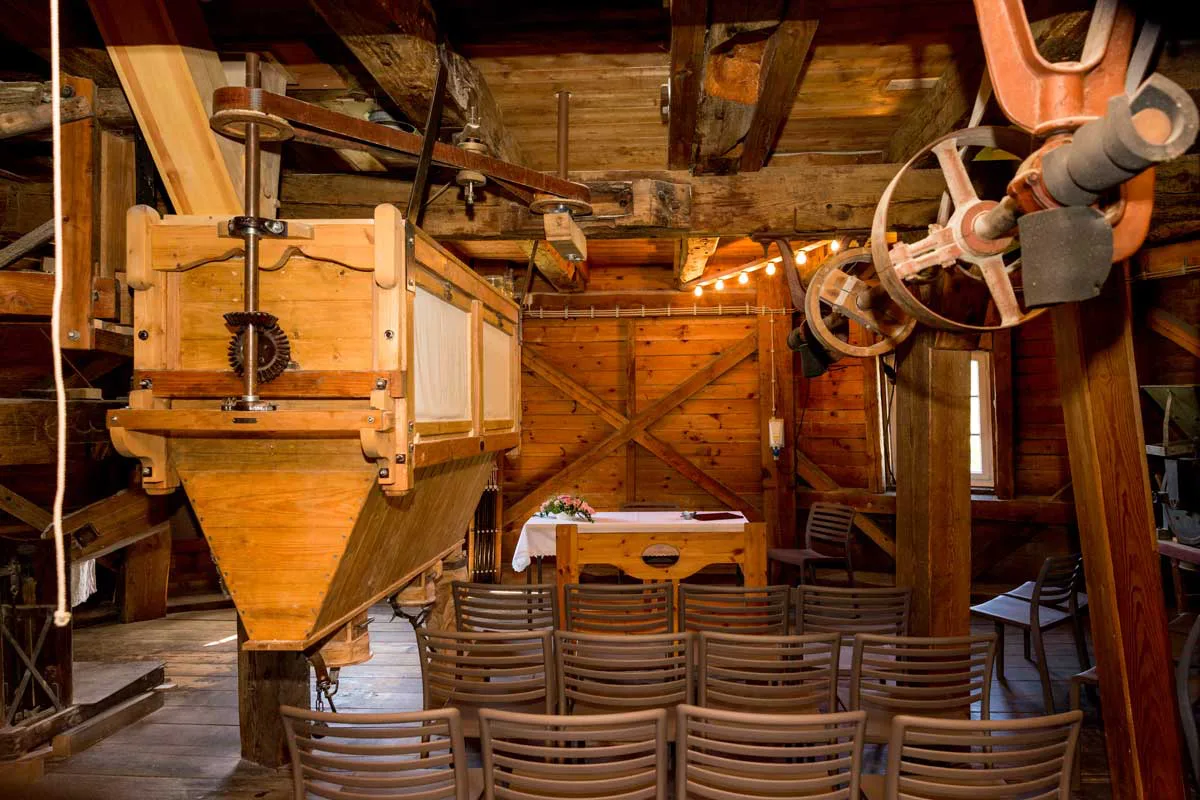 Britzer Mühle Innenansicht mit Bestuhlung und Trautisch