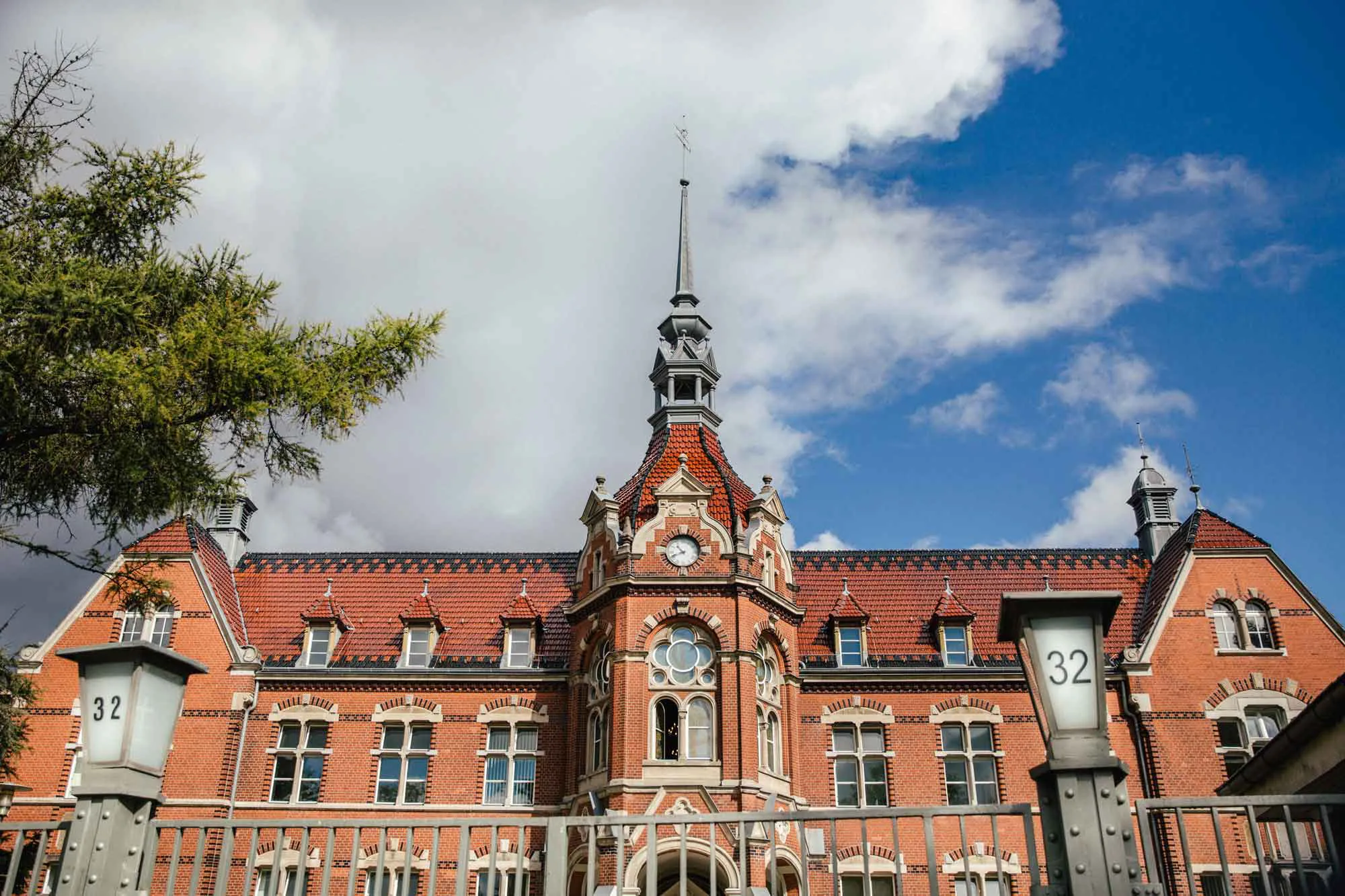 Frontansicht Standesamt Neukölln. Rotes Backsteingebäude.