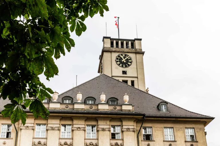 Detailaufnahme vom oberen Bereich des Standesamtes Tempelhof Schöneberg