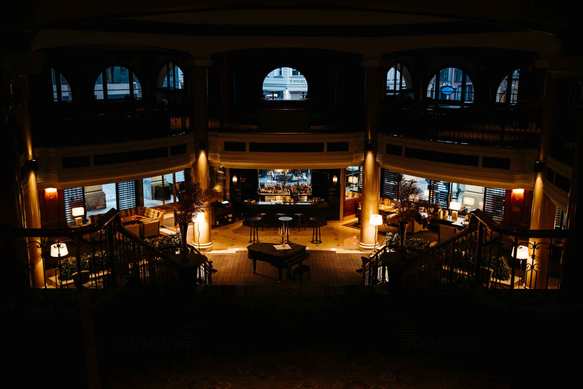 The Westin Grand Hotel Berlin Baransicht. Von oben bei Nacht auf die Bar fotografiert.