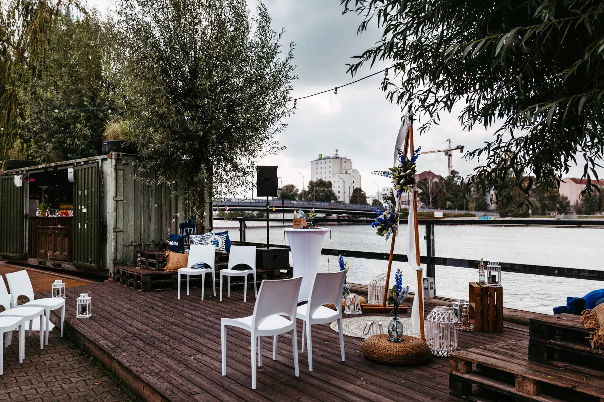 Traubogen mit Blick auf die Spree umgeben von kleinen Bäumen.