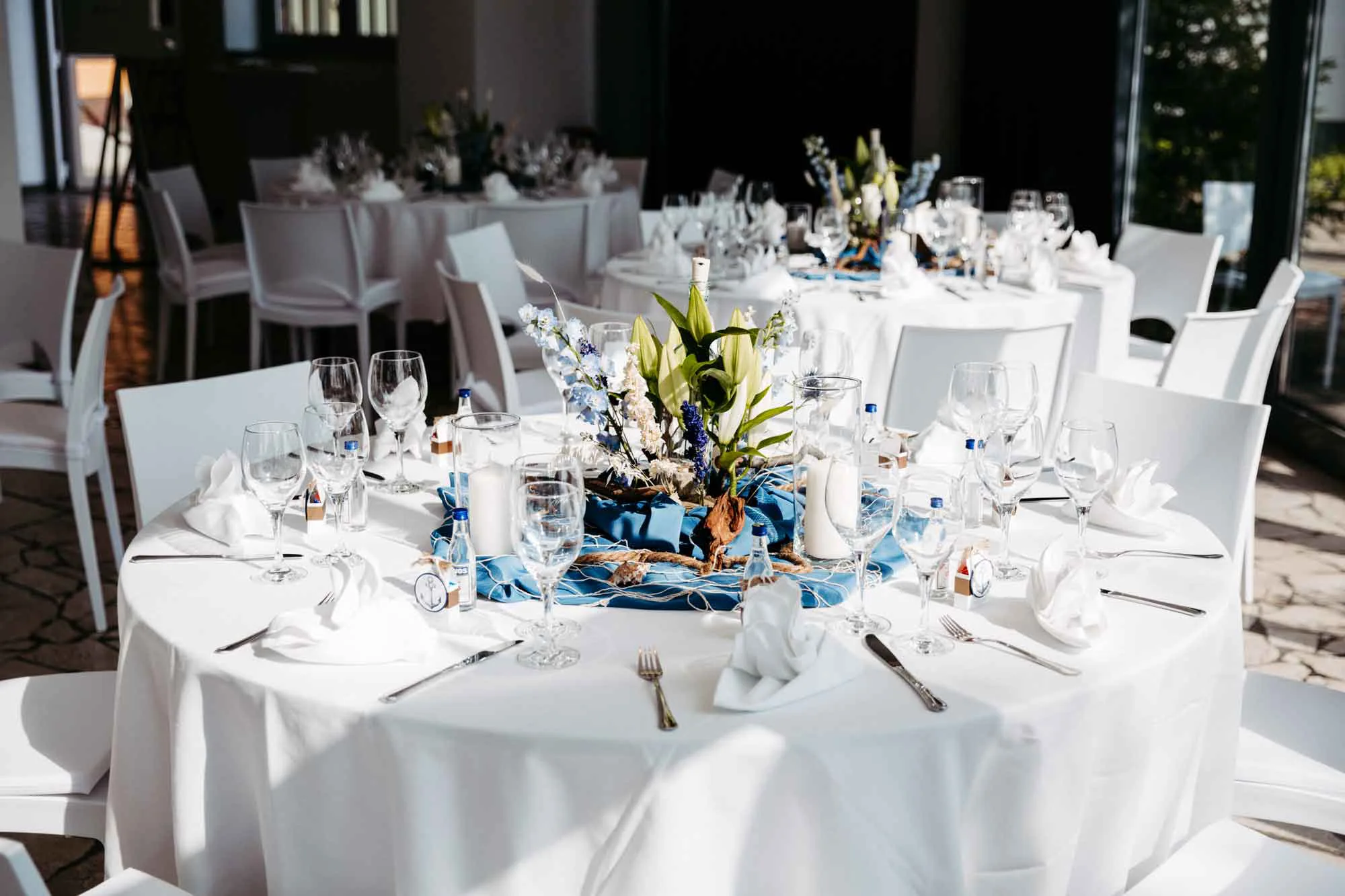 eingedeckter Hochzeitstisch im maritimen Stil in der White Spreelounge