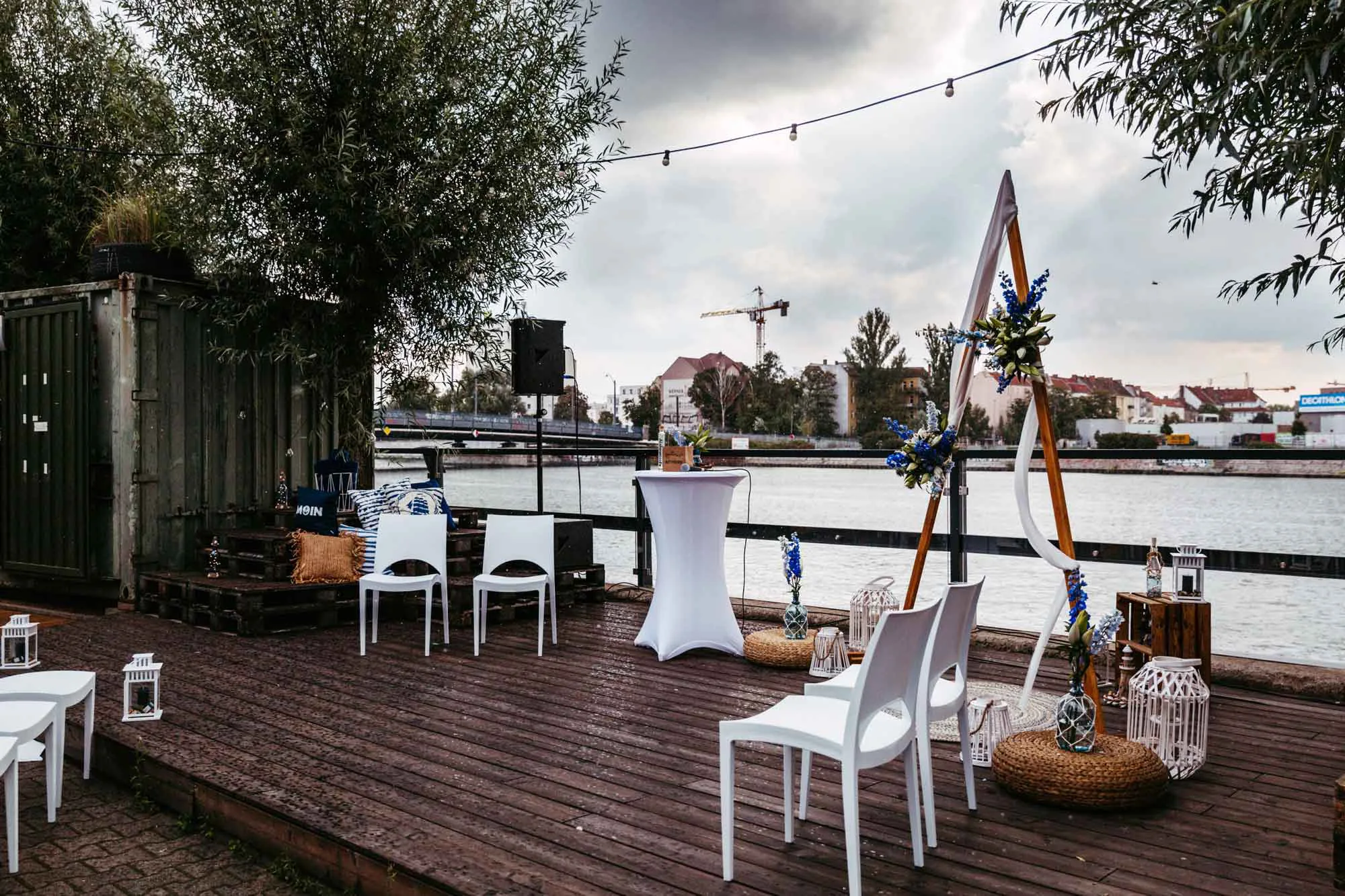 Trauboten mit Blumenschmuck und einem weißen Schal mit Blick auf die Spree. Der Himmel ist bedeckt.