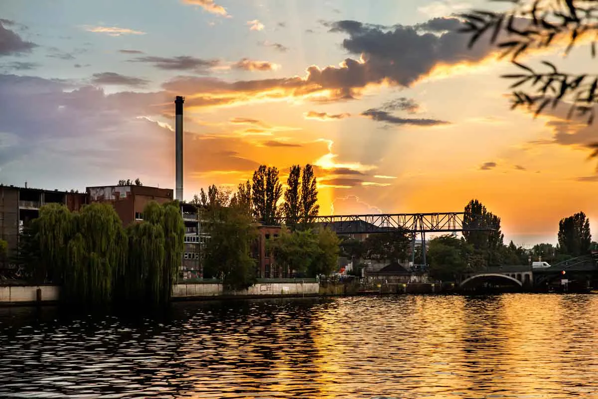 Sonnenuntergang mit Blick auf die Spree von der White Spreelounge aus.