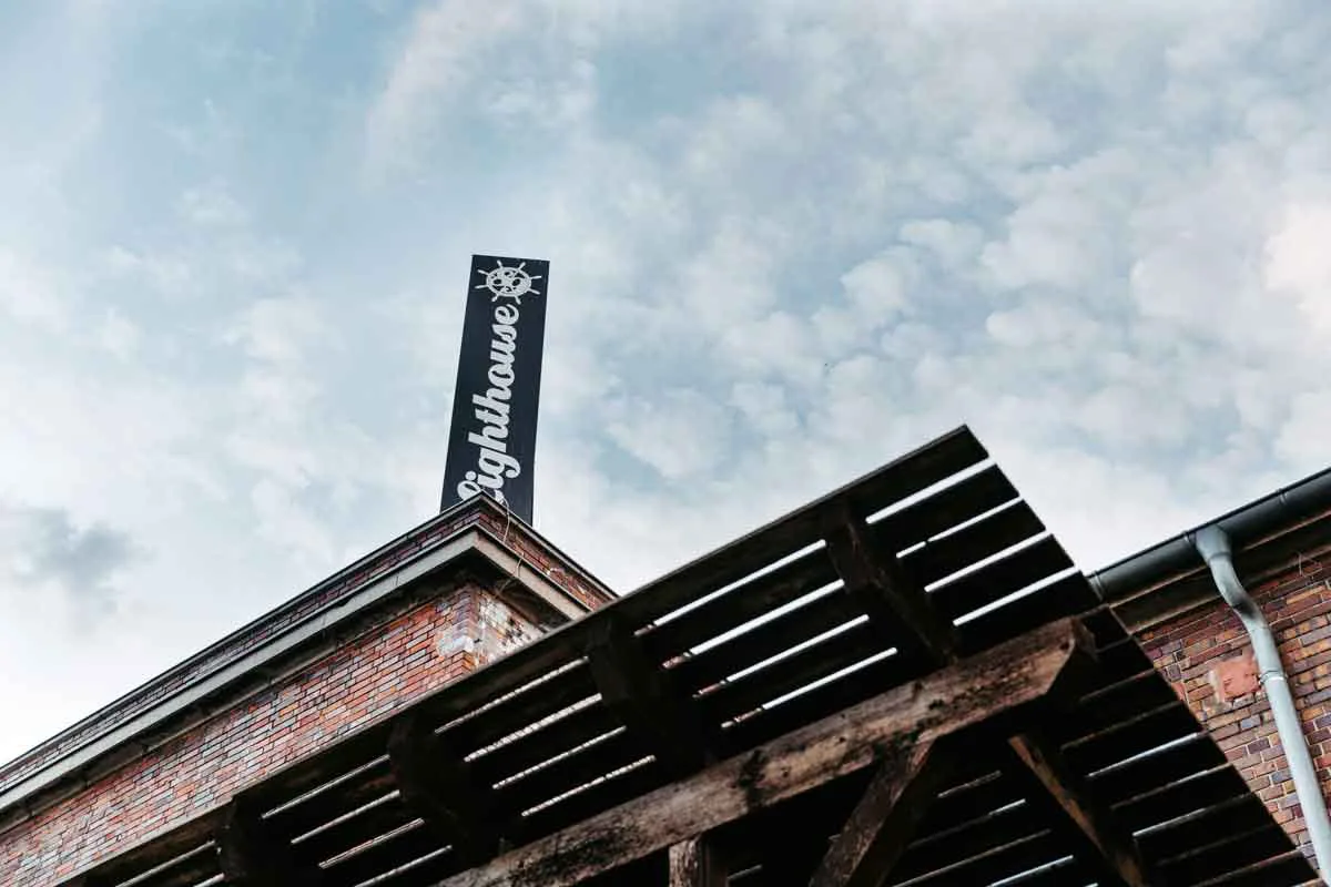 Schild auf dem Dach mit der Aufschrift White Spreelounge