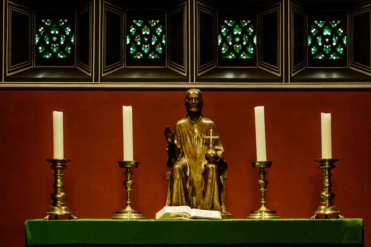 Evangelische Kirchengemeinde Nikolassee Detailaufnahme Altar