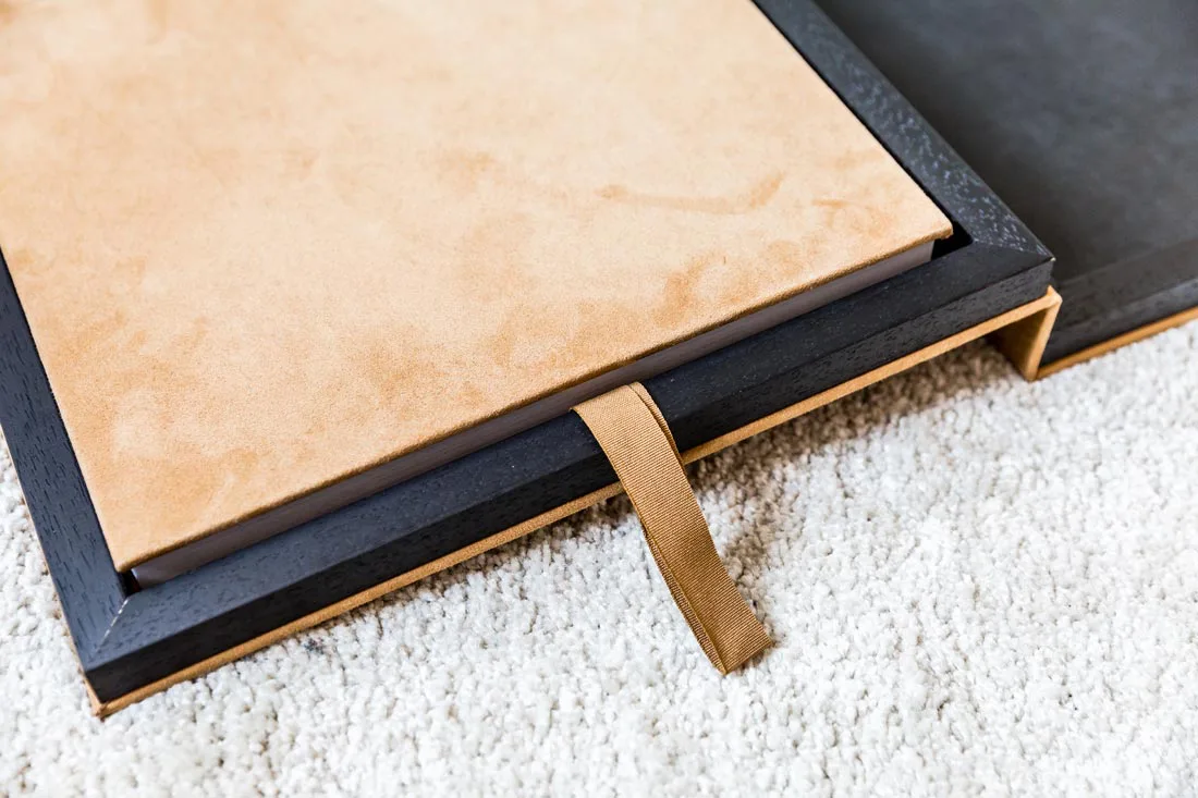 Detailaufnahme von Fotobuch in der Box